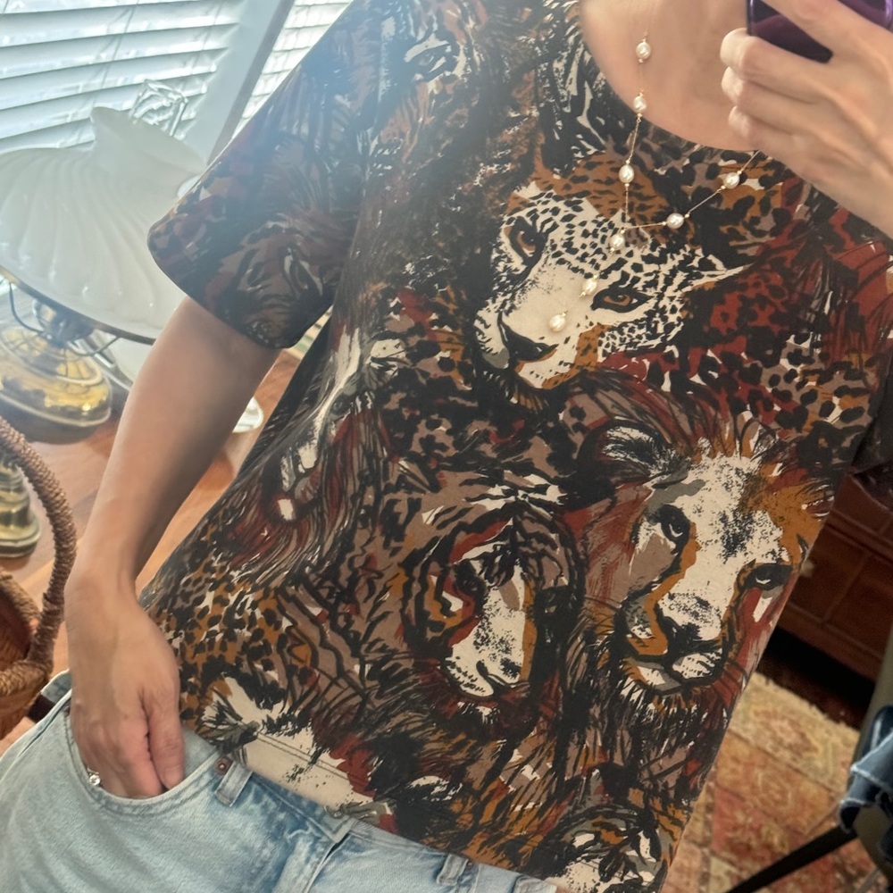 H&M Lion Tiger Short Sleeve
Animal Print Graphic Shirt Size
XS